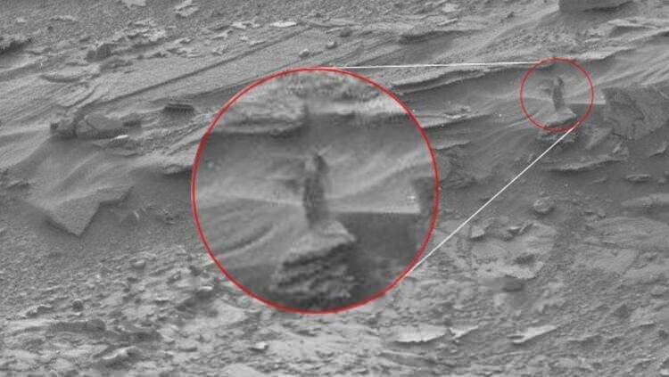 <p>NASA'nın Mars'tan yayınladığı fotoğraflardaki bir detay sosyal medyada olay yaratmış, NASA'nın keşif aracı Curiosity'nin çektiği fotoğraftaki görüntü uzayda saklanan kadına benzetilmişti.</p>
<p> </p>