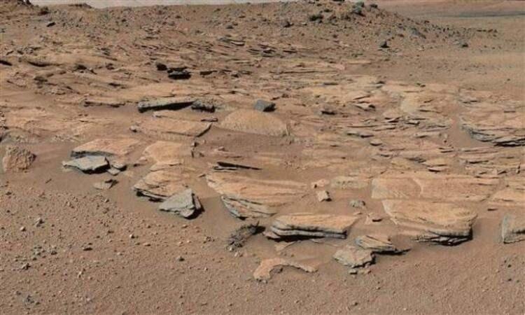 <p>Curiosity Mars’ta eski bir göle ait izler görüntüledi<br />
<br />
NASA araştırmacıları, kraterin merkezindeki dağın eteklerine doğru uzanan ve su tortusu çökeltileri içeren kaya yığınları keşfetti. Buna göre, Sharp Dağı’nın yaklaşık 3,5 milyar yıl önce bu kraterin içinde olmadığı, suyun aşındırmasıyla zamanla oluştuğu düşünülüyor.</p>
