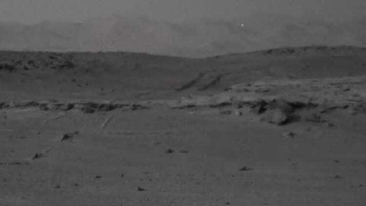 <p>Mars'ta UFO mu var?<br />
<br />
NASA'nın yayınladığı bir başka fotoğraf da tartışmalara neden oldu. Uzun süredir Mars'ta bulunan Curiosity isimli aracın çektiği görüntülerde UFO olduğu düşünülen beyaz bir nokta dikkat çekiyor. Peki gerçekten de bu mümkün mü?</p>
