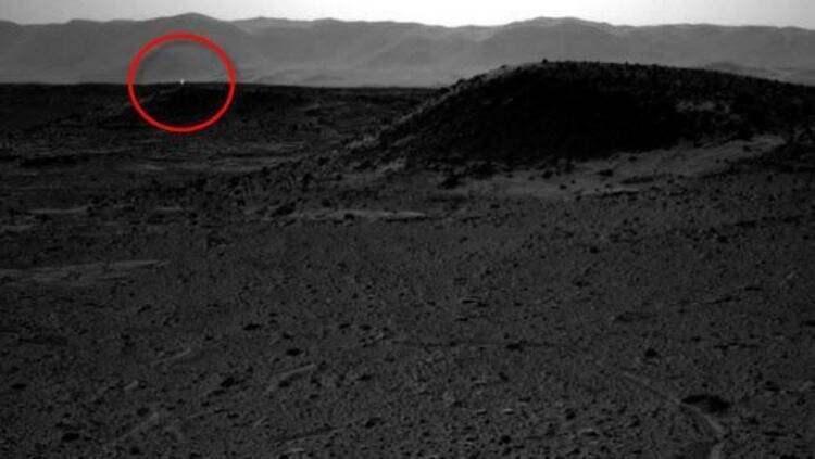 <p>Mars'ta UFO mu var?<br />
<br />
Curiosity'nin çektiği fotoğraflar gerçek. Ancak NASA'dan Justin Maki, konuyla ilgili yaptığı açıklamada Curiosity'nin kamerasında sensörlerin aşırı ısınması sonucu ölü piksel sorunun meydana geldiğini, bu noktaların da bu sorundan kaynaklandığını söyledi.</p>