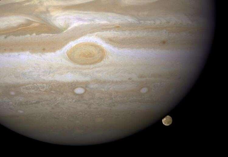 <p>Jupiter ve uydusu Ganymede</p>

<p> </p>
