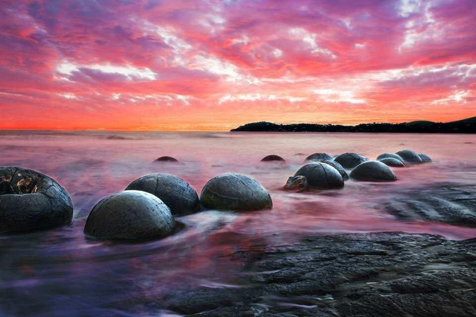 <p>Koekohe Beach / Yeni Zelanda</p>
<p>Ejderha Yumurtaları da denen bu yuvarlak şekilli bloklar, daha sert olan tortul kayaların etrafındaki tortul toprağın zamanla yok olmasıyla ortaya çıkmış. Dalgaların vurmasıyla kayalar neredeyse kusursuz şekiller almış.</p>