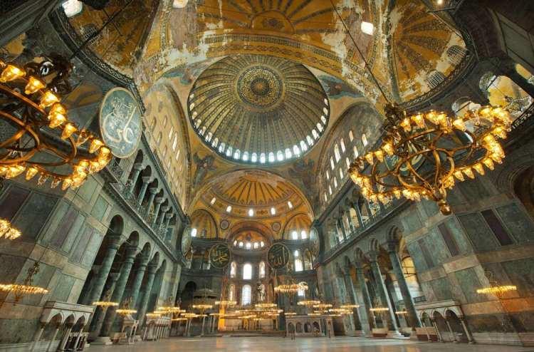 <p>1481'de ilk minaresi inşa edildi. Fatih Sultan Mehmet'ten sonra tahta geçen Sultan İkinci Bayezid zamanında bir minare daha dikildi.</p>

<p> </p>

<p> </p>
