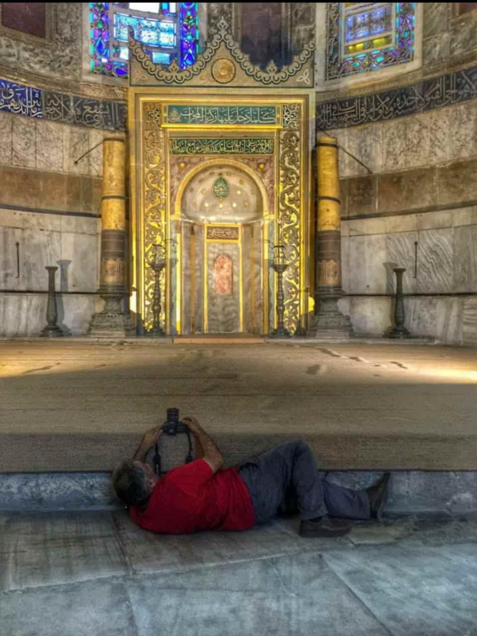<p>1739'da camiye medrese, kütüphane ve aşevi de eklendi. 1847-1849 arasında yenilenme çalışmaları sırasında kapalı kalan Ayasofya, cami olarak son kez 1849'da açıldı.</p>