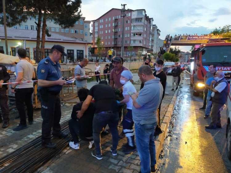 <p>Göçük altından çıkartılan işçiler sağlık ekiplerince kentteki hastanelere götürüldü. </p>