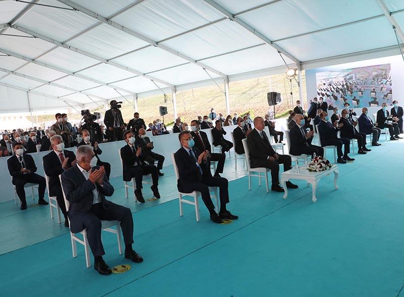 <p>İstanbul Havalimanı'nın resmi açılışını 29 Ekim 2018'de yaptık ancak havalimanımız tam kapasiteyle yaklaşık 14 ay önce, 6 Nisan 2019 tarihinde çalışmaya başladı. </p>