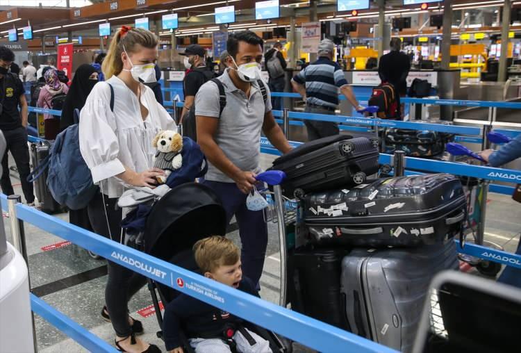 <p>“ Denetlemeler çok güzel”</p>
<p>İstanbul Sabiha Gökçen Havalimanı’nda denetlemelerin çok güzel olduğunu söyleyen Metin Yanmaz, “Stuttgart’a gidiyorum. Altı aydır buradaydım. Biz devamlı gidip geliyoruz. Altı ay orada altı ay buradayız. Havalimanına geldik uzun bir aradan sonra. Her şey çok güzel. Denetlemeler güzel. Kontroller güzel. Beğendim yanı. Üç ay sonra geri döneceğim” dedi.</p>
