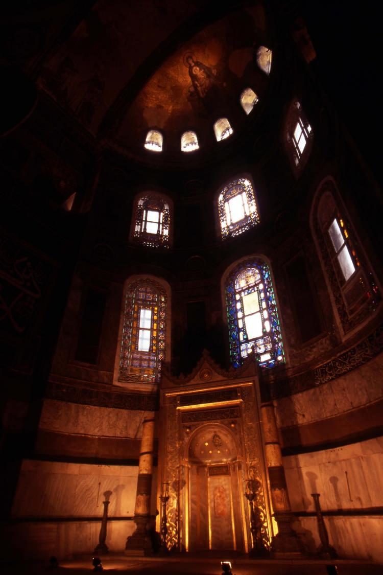 <p>Bir söylenti de Hz. Peygamber'in ağız suyunun konulduğu harç bu direğin altında yapıldığı için onun nemli tesiri dolayısıyla terler durur. Görülecek acayip bir şeydir."</p>