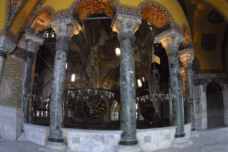 <p>Evliya Çelebi, kendi anlatımıyla 19 yaşında gördüğü bir rüyada dil sürçmesi sonucu "Şefaat ya Resulallah" yerine "Seyahat ya Resulallah" demesi ve bu konuda talimat alması üzerine gezmeye başladı. İlk olarak İstanbul'u gezip dolaşmaya, tanımaya ve yazmaya başlayan Çelebi, her imkanı değerlendirerek 51 yıl boyunca dünyanın birçok yerini gezdi. Evliya Çelebi, nerelere gittiğini, ne yaptığını, kimlerle görüştüğünü uzun uzun yazarak 10 ciltlik seyahatnamesini hazırladı. Çelebi, seyahatnamesinde şahit olduğu olaylar kadar kendisinden önceki rivayetlere ve efsanelere, başkalarından dinlediği anılara, okudu kitaplara da yer verdi.</p>
