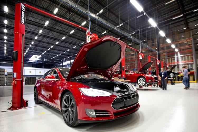 <p> Dün ortaya çıkan ve elektrikli kamyon Semi-Truck'ın üretimine başlanabileceği yönündeki şirket içi yazışmanın ardından, Tesla hisseleri yükselmeye başladı ve şirketin değeri 190 milyar doları buldu.</p>

<p> </p>
