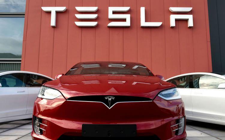 <p>The Verge’de yer alan habere göre, hafta başında 919 dolardan açılan Tesla hisseleri 1000 dolar seviyesine ulaşarak rekor kırdı.</p>

