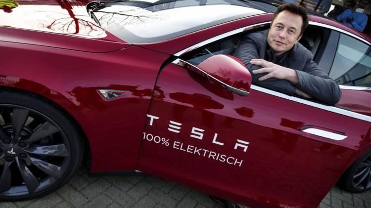 <p>Elon Musk kendi kendine yazılım programlayıp kodlamayı öğrendi ve 12 yaşındayken kendi yazdığı Blastar isimli oyunu tasarladı ve daha sonra bu oyunu o zamanın parası ile 500 dolara satarak bilişim sektöründeki ilk parasını kazandı.</p>
<p> </p>