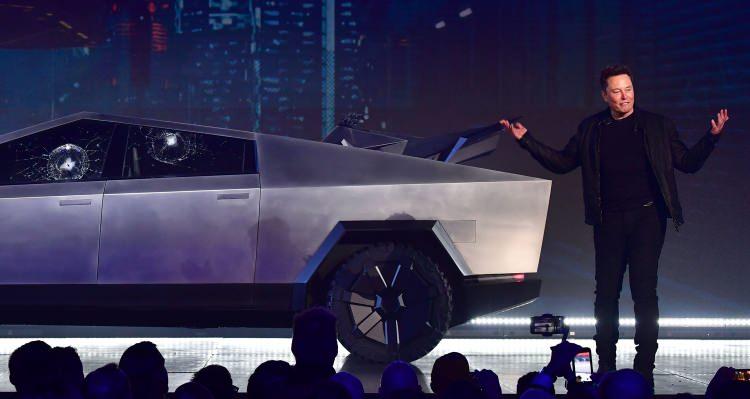 <p>Kardeşi Kimbal Musk’la beraber yeni organizasyonlar için bir çevrimiçi içerik yayınlama yazılımı olan Zip2 projesini hayata geçiren Musk,1999 yılında bu girişimi 307 milyon dolar nakit ve 34 milyon dolar hisse senedi karşılığında AltaVista'ya sattı.</p>