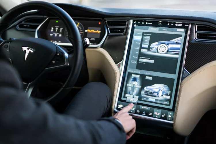 <p>Tesla’nın ABD toprakları dışındaki tek fabrikası konumunda olan Çin’in Şangay kentindeki tesis alınan izinler sonrası salgından kısa bir süre sonra yeniden çalışır hale gelmişti.</p>