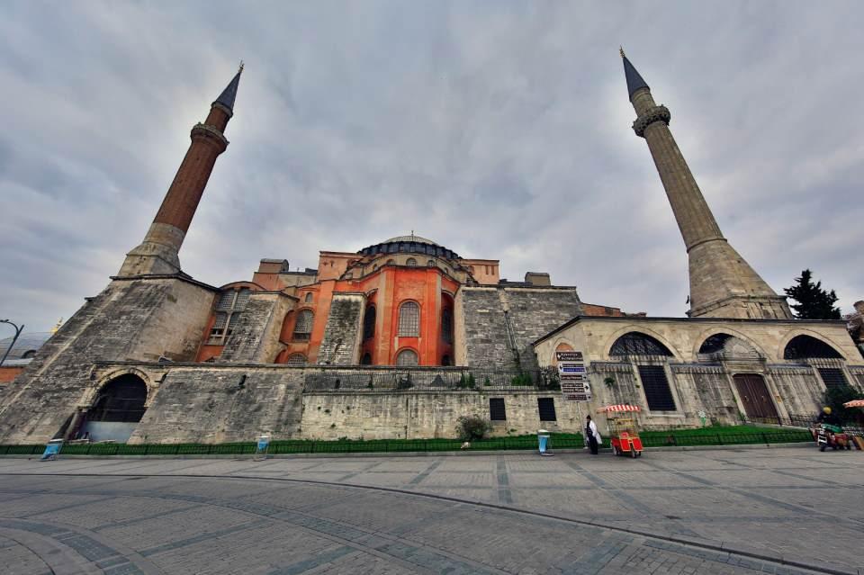 <p>Çelebi, seyahatnamesinde şahit olduğu olaylar kadar kendisinden önceki rivayetlere ve efsanelere, başkalarından dinlediği anılara, okudu kitaplara da yer verdi.</p>