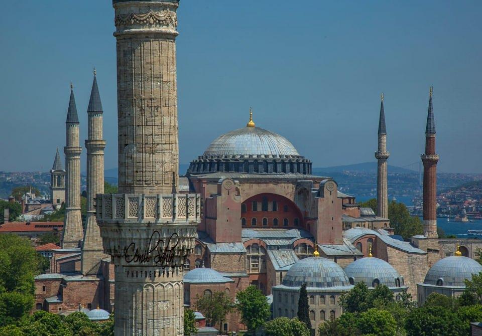 <p>17. yüzyıl gezgini Evliya Çelebi, yaklaşık 400 yıl önce, 15 asırdır ayakta kalan dünya mimarlık tarihinin en önemli yapıları arasında yer alan Ayasofya'nın gizemlerini, efsanelerden, gördüklerinden, duyduklarından ve okuduklarından yola çıkarak Seyahatnamesi'nde kaleme aldı.</p>
<p> </p>
<p> </p>