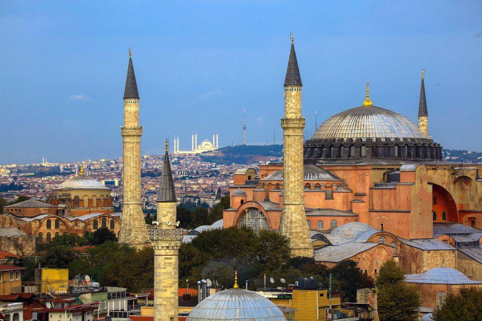 <p><strong>AYASOFYA'NIN TILSIMLARI </strong></p>
<p>Zemini beyaz mermer döşenen caminin 3 tarafında ikişer kat cemaatin ibadet edebileceği yer bulunduğunu anlatan Evliya Çelebi, seyahatnamesinin "Ayasofya'nın tılsımları" bölümünde de şunları paylaşır:</p>