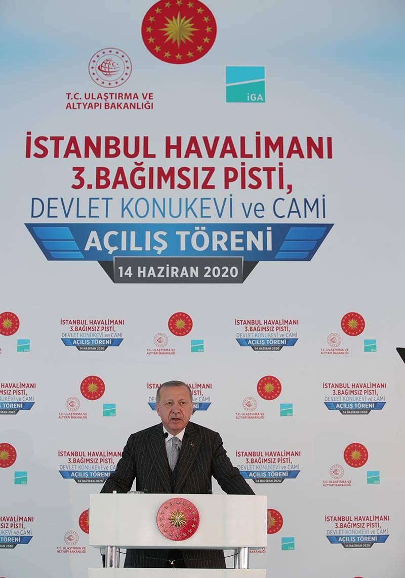 <p><strong> "200 milyon yolcuya kadar geliştirilebilecek"</strong></p>
<p>Cumhurbaşkanı Recep Tayyip Erdoğan, İstanbul Havalimanının mevcut haliyle yılda 90 milyon yolcu kapasitesine sahip olduğunu belirterek, şöyle konuştu:</p>