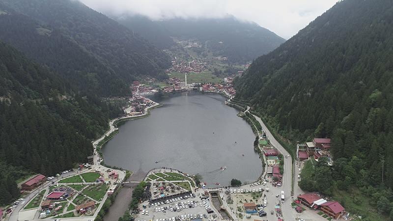 <p>Bunun üzerine harekete geçen Çevre ve Şehircilik Bakanlığı Uzungöl’de de gerekli incelemelerini tamamlayarak kaçak yapıların yıkımı için karar vermişti. İmara aykırı olduğu tespit edilen kaçak yapılardan bazıları tamamen yıkılmış bazılarında ise kat ekşitilmesine gidilmişti. 23 Aralık 2019 tarihinde gerçekleşen yıkımlarda vatandaşlar ve güvenlik güçleri arasında gerginlik yaşanmıştı.</p>
<p> </p>