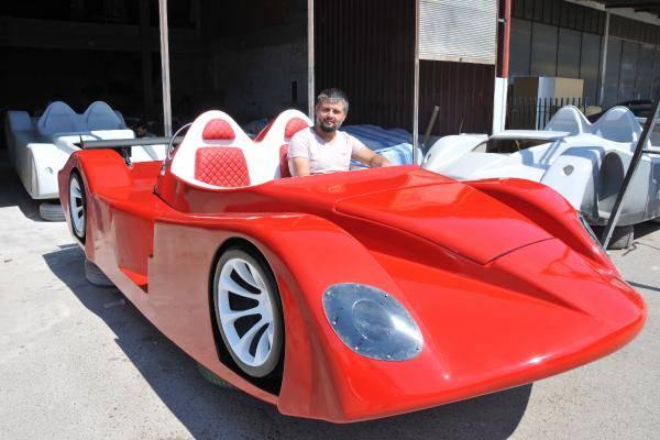 <p>İşletme fakültesi mezunu Muammer Şahinkaya, 2 yıldır Antalya’nın Döşemealtı ilçesi sanayi sitesinde Türkiye’nin ilk ve tek yerli deniz otomobilini üretiyor.</p>

<p> </p>
