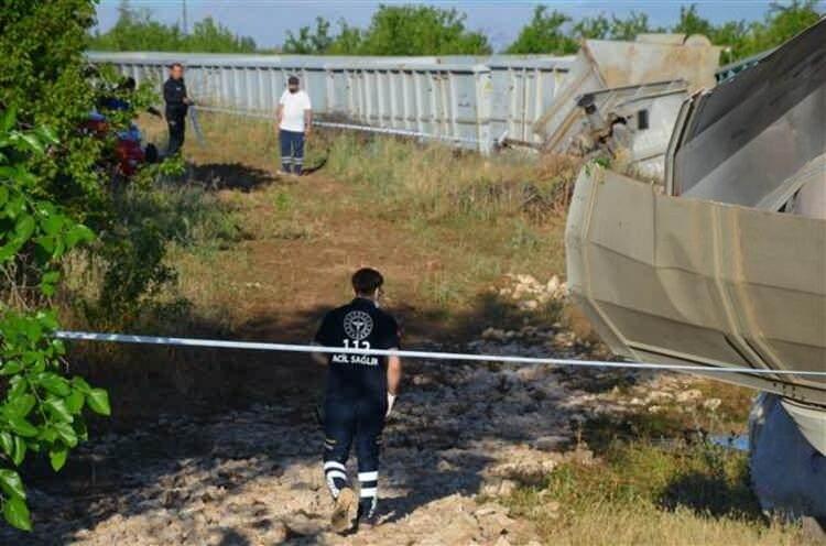 <p>Çok sayıda ekibin katıldığı arama çalışmalarında ise kayıp görevlinin, trenin enkazının altında kalmış olabileceği de değerlendirilerek çalışmaların bu yöne kaydırıldığı belirtildi.</p>