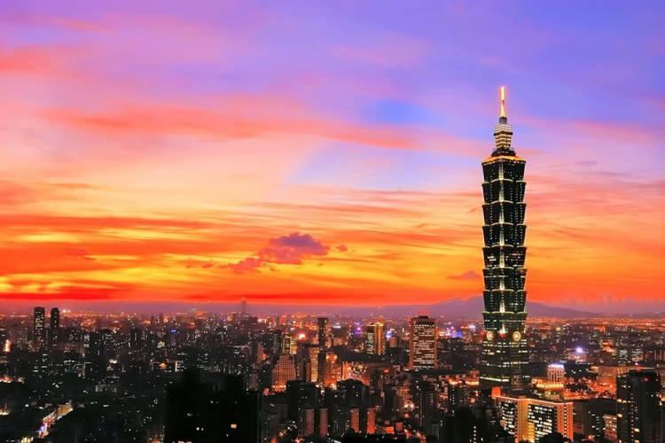 <p><strong>Taipei 101, Taipei / Tayvan</strong><br />
<br />
Eğer bir asansöre binip de bir yarış otomobiline binme deneyimini yaşamak isterseniz 101 katlı Taipei 101 gökdeleninin saatte 65 km hızla giden asansörünü bir gün mutlaka denemelisiniz. Binanın 89. katındaki seyir terasına sadece 37 saniyede ulaşan asansör böylece terasta misafirlerini dağların, tapınakların ve parkların göz kamaştıran manzarasıyla hızla buluşturmuş oluyor.</p>