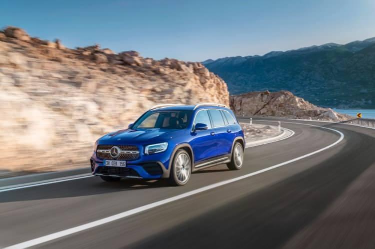 <p>Yükseltilmiş tavan rayları, alt ve yan koruma detayları ile off-road genlerini taşıyan tasarım, güçlü ve fonksiyonel yeni bir SUV olan Mercedes-Benz 2020 GLB, çok yönlü bir kullanım sunuyor.</p>
<p> </p>