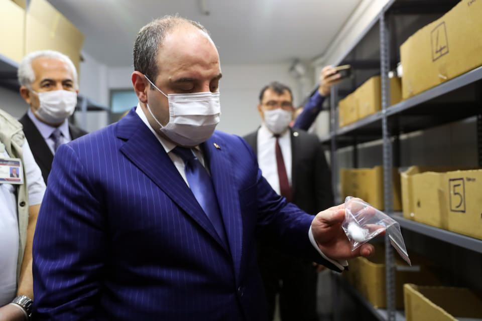 <p><strong>Hayvan deneyleri bir ay sürecek </strong></p>
<p>TÜBİTAK COVID-19 Türkiye Platformu çatısı altında yürütülen 17 aşı ve ilaç geliştirme projesinden biri olan çalışmada, GRFT adlı molekülün, Kovid-19'a neden olan virüsün enfeksiyon etkisini durdurucu veya azaltıcı yönü araştırılmaya başlandı.</p>