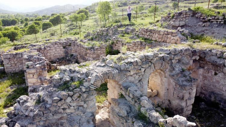 <p><strong> "Mozaikleri sergilemeye başladık"</strong></p>

<p>Karabük Valisi Fuat Gürel, AA muhabirine yaptığı açıklamada, Hadrianaupolis Antik Kenti'nin bölgenin tarihi açısından çok önemli olduğunu söyledi. </p>
