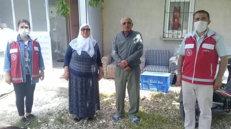 <p>9 bin baba unutulmadı</p>
<p>81 ilde toplam 9 bin 232 şehit babası ve gaziye ulaşılarak babalar günü kutlandı, Ziyaretlerde sosyal mesafeye dikkat edilirken, şehit babalarına almanak hediye edildi. Ziyaretlerde ve telefonla yapılan görüşmelerde Aile, Çalışma ve Sosyal Hizmetler Bakanı Zehra Zümrüt Selçuk’un Babalar Günü mesajı da şehit ve gazi babalarına iletildi. </p>