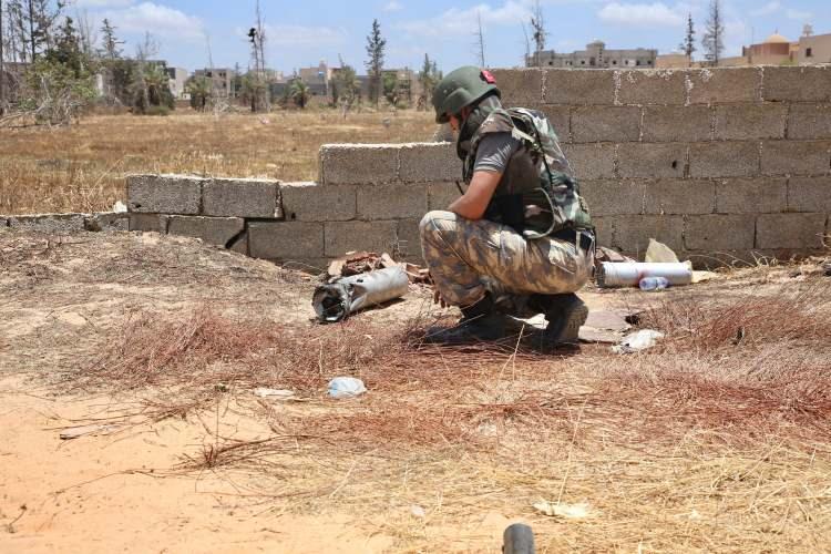 <p>Öte yandan, Libya ordusu mensuplarının, bir evden çıkardıkları kasalar içinde farklı tiplerde, anti-personel ve anti-tank olmak üzere çok sayıda mayın buldukları görüldü.</p>

<p> </p>

