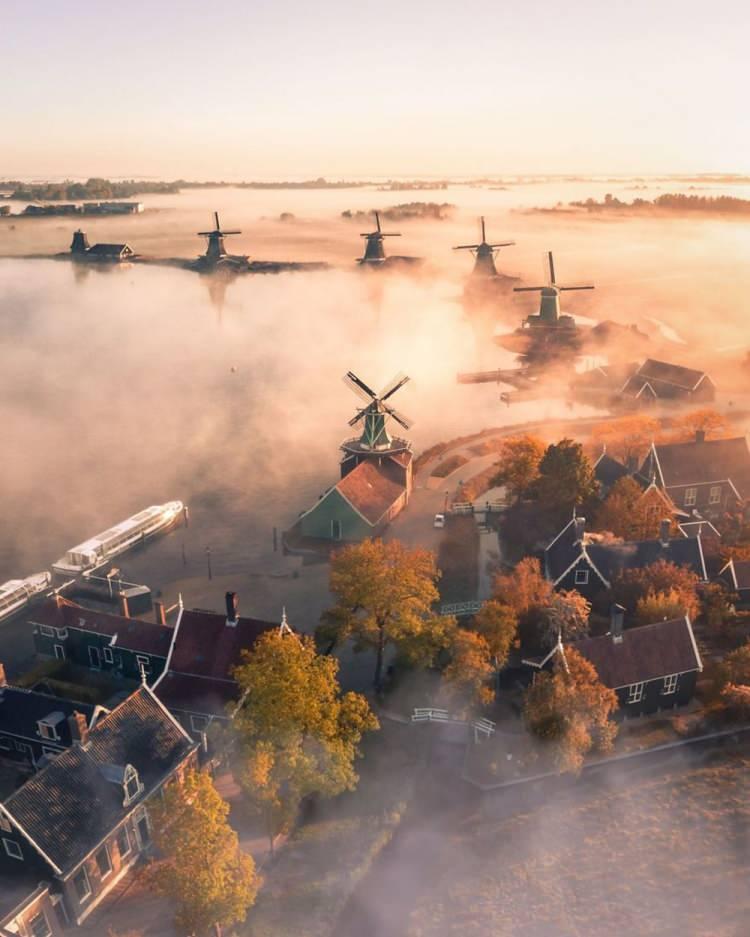 <p><span style="color:#FFF0F5">Hollanda'nın tarihi yel değirmenleri ve evleriyle ünlü Zaanse Schans'ta çekilen bu fotoğraf, Agora 2020'nin en iyi hava fotoğrafları yarışmasının birincisi oldu.</span></p>

