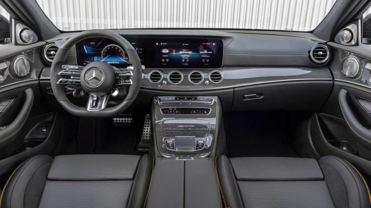 <p><strong>Mercedes 2020 AMG E 63 S'te</strong></p>
<p>Multimedya ekranı ve MBUX sistemi AMG’ye özel yeni teknolojilerle donatılmış. Baz versiyonda 10,25 inçlik ekranlar kullanılırken S versiyonunda 12,25 inçlik daha büyük ekranlar sunuluyor.</p>