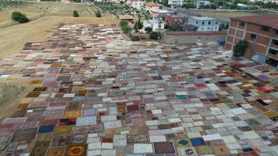 <p>Börekçi ve personeli buğday hasadının ardından çalışmalarına haziran ayı başlangıcı itibariyle hız verdi. Türkiye’nin farklı bölgelerinden toplanan kilim ve halılar, renklerinin solarak pastele dönüşmesi ve mikroplarından arınması için bir dizi işlemden geçiriliyor. </p>