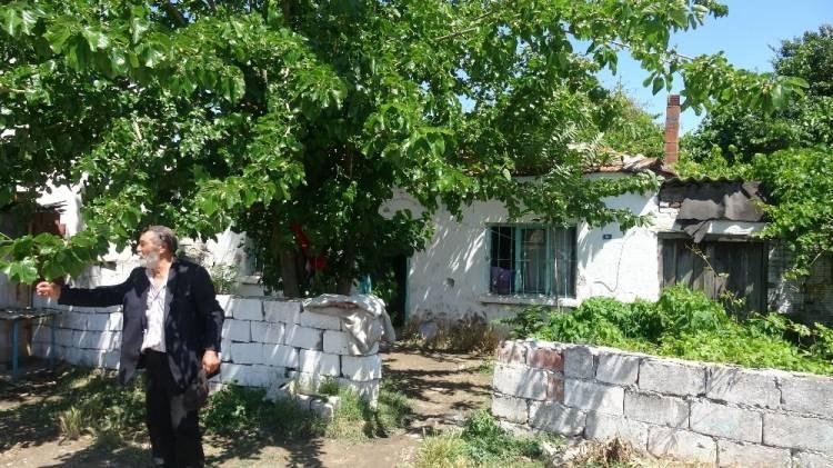 <p>Çanakkale’de, oturdukları tek göz odalı bir evde 36 yıldır engelli oğluna bakan Hasan Üçer (75), 35 yaşındaki engelli oğlu Umut’a hem annelik hem de babalık yapıyor.<br />
</p>
