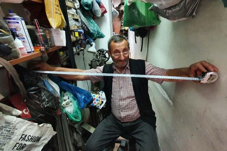 <p>Eskiden dükkanın mevcut genişlikten iki kat daha geniş olduğunu fakat yan taraftaki binanın yapılmasının ardından dükkanın 1 metre 5 santimetre genişliğe düştüğünü anlatan Nas, “21 yıldır bu mesleği yapıyorum. Dükkanın genişliği 1 metre 5 santimetre. Zor oluyor ama zor güzeldir, herkes seçmez. Kiradayım burada. İlk zamanlar şuanki halinin iki katı genişliğindeydi. Önemli olan rızkı kazanmak. Büyükte de aynı yiyorsun küçükte de. Çok sıkıntı yok. Darlanıyorum, zor oluyor ama güzel. Müşteriler de hep dar olduğunu söylüyor, darlanıp dışarıya çıkıyorlar” dedi.<br />
 </p>
