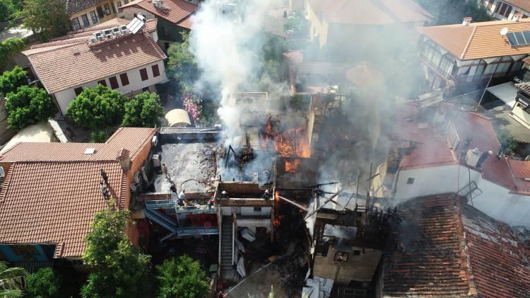 <p>Edinilen bilgiye göre yangın, saat 16.00 sırasında Muratpaşa ilçesi Kaleiçi bölgesi Kılıçarslan Mahallesi Hamam Sokak’taki tarihi 3 katlı kerpiç yapıda çıktı. </p>
