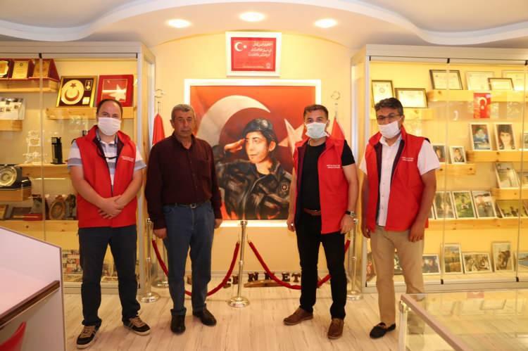 <p>Aile, Çalışma ve Sosyal Hizmetler Bakanlığı, Babalar Gününde şehit babalarını yalnız bırakmadı. Bilecik’te koruma ve bakım altındaki çocuklar, evlatlarını vatan uğruna şehit veren babaları ziyaret ederek, minik yürekleri ile moral aşıladılar. </p>