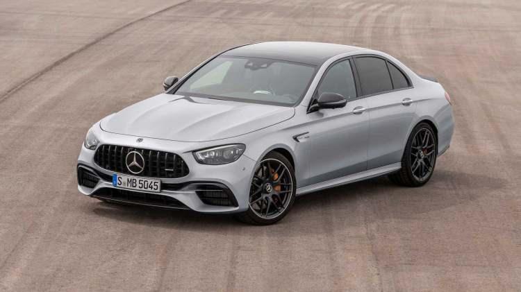 <p>AMG 4,0 Litre V8 motorda yüksek güç üretimi ve hassas gaz tepkileri için Twin-Scroll teknolojisine sahip iki adet turbo besleme kullanılıyor. </p>