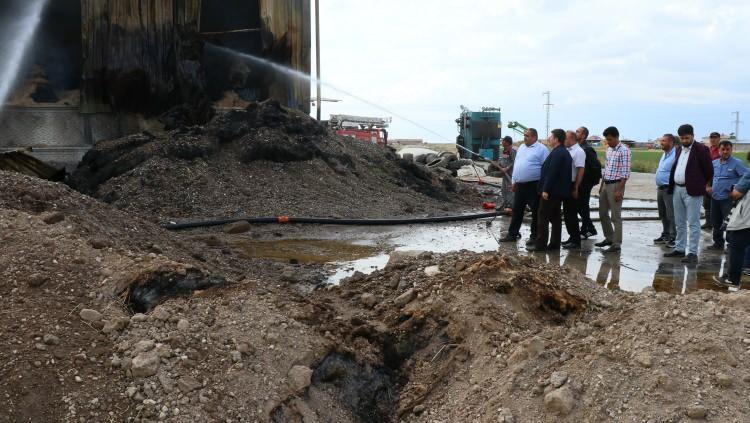 <p>Biz Aksaray Belediyesi olarak bu olumsuz durumu bertaraf etmek adına, yangını söndürmek adına var gücümüzle dün geceden beri çalışıyoruz. Tabi ki böylesine büyük işletmelerin bu denli, böyle bir şeye maruz kalması bizi derinden üzdü. İçerisinde çiftçimizin birçok malı vardı. İnşallah biz belediye olarak bu yaranın sarılması için elimizden gelen çabayı sarf edeceğiz” şeklinde konuştu.</p>
