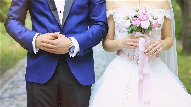 <p>'Düğün davetiyelerine maske yazılması önerildi'</p>

<p>Rehberde, düğün davetiyelerine ilişkin öneriler de yer aldı.</p>

<p>Kovid-19 nedeniyle bütün misafirlerin maskeleri ile gelmeleri ve nikah/düğün boyunca maske kullanmaları, salon girişlerinde vücut ısısı ölçümü yapılacağı ve ateşi 38 dereceden yüksek olanlar için semptom gösterenlerin salona alınmayacağı, en yakın sağlık kuruluşuna başvurmaları gerektiği konularında bilgi ve uyarı yazıları bulunması gerektiği kaydedildi. </p>
