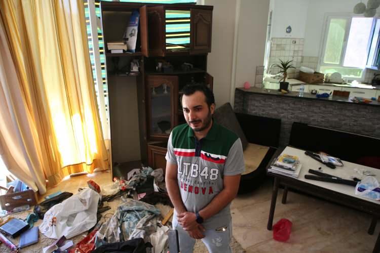 <p>Hafter'in Trablus için saldırı emri verdiği Nisan 2019'da evini terk ettiğini söyleyen Tumi, Libya hükümetine bağlı güçlerin evini savunma için kullandığı sırada buraya gidip geldiğini, evinin o zaman iyi durumda olduğunu, ancak Hafter tarafının ilerlemesiyle bir daha gelemediğini anlattı.</p>

<p> </p>
