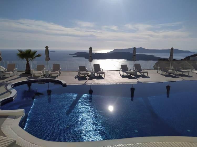 <p>Santorini'de açıklama yapan Yunanistan Başbakanı Kiryakos Miçotakis, "Yunanistan'a gelip mükemmel bir deneyim yakalayabilirsiniz. Verandada oturup manzarayı izleyip, içeceğinizi yudumlayabilirsiniz. Sahilde eğlenebilirsiniz. Ancak sahildeki mekanlarda kalabalık istemiyoruz. Bu yaz yapamayacağımız birkaç şey olacak" dedi</p>
<p> </p>