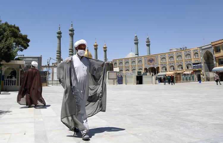 <p>Kovid-19'un en riskli g&uuml;nlerinde t&uuml;rbe demirleri ve duvarlarına el s&uuml;ren vatandaşların g&ouml;r&uuml;nt&uuml;leri, sosyal medya ve yabancı basın tarafından kullanılmış ve bu mekanların a&ccedil;ık kalması tepkiye neden olmuştu.&nbsp;</p>

<p>&nbsp;</p>
