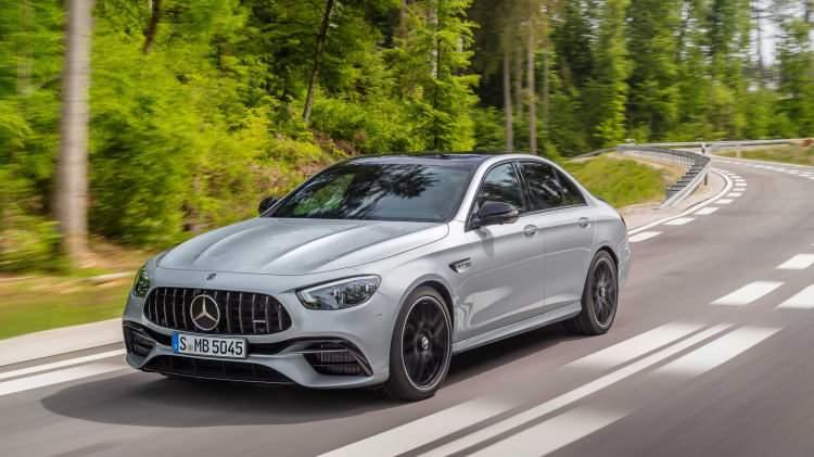 <p><strong>“0-100 km/s hızlanma sadece 3.4 saniye ”</strong></p>
<p>AMG'nin 4,0 litre V8 Biturbo motoru <strong>2020 E 63 S 4MATIC+</strong> versiyonunda 612 hp güç ve 2.500 ile 4.500 d/d aralığında 850 Nm tork üretiyor. Baz versiyon olan E 63 4MATIC+, 571 hp güç ve 750 Nm tork üretiyor. S versiyonu 0'dan 100 km/s'ye 3,4 saniyede ulaşırken baz versiyon 3,5 saniyeye ihtiyaç duyuyor. </p>