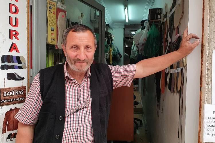 <p>Ahmet Ziyaüddin Gümüşhanevi Caddesinde 21 yıl önce “Nas Kundura Tamir Evi” adını verdiği dükkanında zanaatını icra etmeye başlayan 58 yaşındaki Nas, aradan geçen bu sürede 3 çocuğunu büyüterek okutup, evlendirdi.<br />
</p>