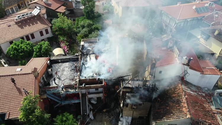 <p>Yangına hortumla müdahale eden mahalle sakini Tufan Yener, “Kullanılmayan boş bir binaydı. Evimi kurtarmaya çalışıyorum. Alevleri engelleme çalışıyorum. Korkuyoruz” dedi.</p>