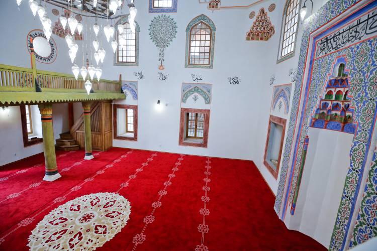 <p>Başçarşı Camisi, 1697'deki yangında büyük zarar görürken, caminin boya ve kalem işleri Mehmed Paşa Muhsinovic tarafından 1762'de yenilendi. Caminin girişinde bulunan kitabeye göre, 1866-1867'de camide onarım yapıldı.</p>

<p> </p>
