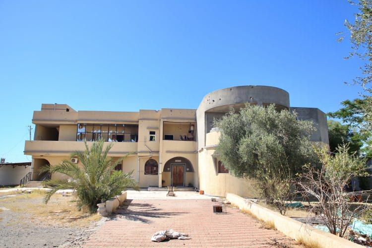 <p>Selahaddin bölgesindeki üç katlı evde eskiden annesi, babası ve kardeşleriyle yaşadığını aktaran Libyalı esnaf, Hafter milislerinin başkente yönelik saldırılarına başladıktan sonra uzun süre evinde kalmaya devam ettiğini söyledi.</p>
<p> </p>