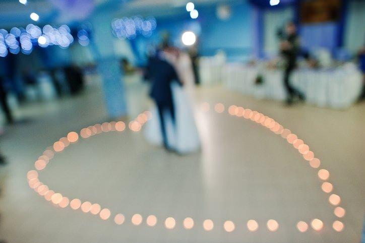 <p>'<strong>Salgın Yönetimi ve Çalışma Rehberi</strong>' güncellenerek, '<strong>Nikah ve düğünlerde alınması gereken önlemler</strong>' başlığı eklendi. Rehberde, Kovid-19'un damlacık ve temas yoluyla bulaşabildiği, nikah ve düğünlerin kalabalık etkinlikler olması nedeniyle önlen alınmadığı takdirde <strong>Kovid-19</strong> bulaşması açısından riskli olduğu, önlemleri içeren bilgilendirici afiş ve panoların (salon kapasitesi, sosyal mesafe, maske, el hijyeni bilgileri) salon girişlerine asılması gerektiğinin altı çizildi. </p>
